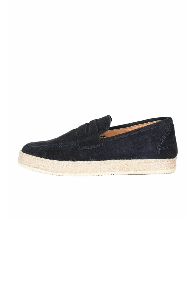 Scarpa slip-on in suede blu navy con suola in juta intrecciata e dettagli di cuciture sottili; presenta una punta arrotondata e nessuna ferramenta visibile.