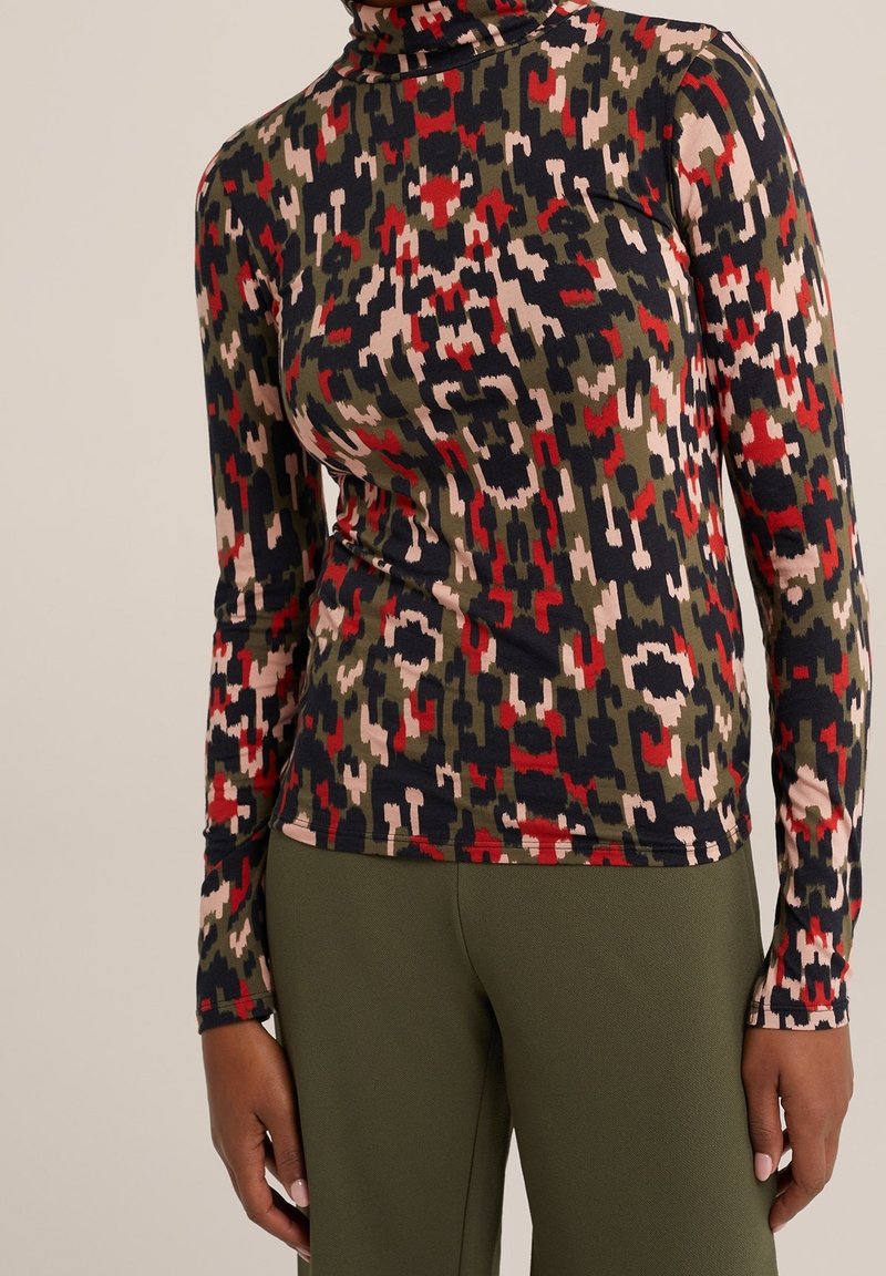 Dlouhý rukáv rolák v mnohobarevném abstraktním vzoru, který obsahuje odstíny zelené, červené, námořnické a růžové; vyrobeno z měkké, elastické tkaniny.