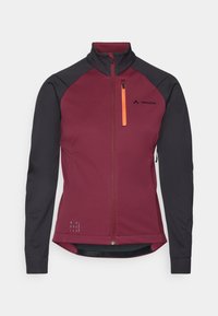Bordeaux- en zwarte fietsjack met een hoge kraag, een ritszak op de borst met een oranje trekker en logo-details op de voorkant. Heeft een getailleerde pasvorm.