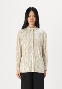 Camicia button-up beige scintillante con maniche lunghe, decorata con paillettes verticali, dotata di colletto classico e tessuto texturizzato.