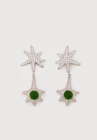 Boucles d'oreilles en argent en forme d'étoile, avec une partie supérieure texturée et une pierre circulaire verte en dessous, ornées de petits cristaux clairs.