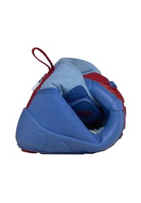 Baskets flexibles bleu et rouge pliées pour mettre en évidence leur semelle souple et leur tige en tissu respirant avec une boucle de traction rouge.