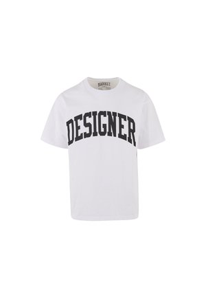 Valge puuvillane T-särk, mille ees on suur must kõver "DESIGNER" tekst. Lühikesed varrukad ja regulaarne lõige.