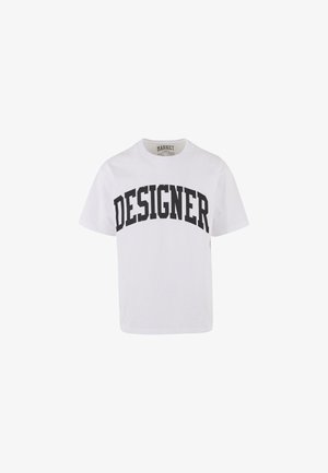 Fehér pamut póló, amelyen egy nagy fekete, ívelt "DESIGNER" felirat található az elején. Rövid ujjú és normál szabású.