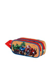 Estuche de lápices en rojo, azul y amarillo que presenta a los personajes de los Vengadores: Iron Man, Capitán América y Hulk. Dos compartimentos con cremallera y asa de tela.