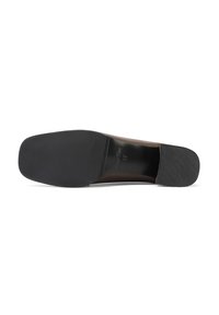 Scarpa in pelle marrone con finitura liscia, dotata di una suola in gomma nera piatta. Include dettagli di produzione impressi sulla soletta.