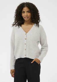 Ljusgrå, kort kappa i ribbad textur med V-ringning, lång ärm och träknappar fram.