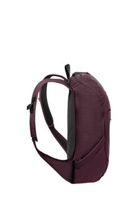 Zaino color bordeaux con una forma slanciata e curva, spallacci regolabili e accenti in rete nera testurizzata sul retro per comfort e ventilazione.
