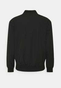 Černá bomber bunda s žebrovaným límcem a cuffs. Disponuje hladkou texturou a elastickým pasem. Jednoduchý design bez dalších detailů.