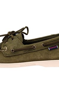Zapato de barco de ante verde con punta redonda, cordones de cuero, ojales de metal y suela de goma blanca. Presenta "Dockside" grabado en el lateral.