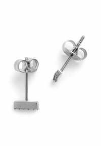 Boucles d'oreilles à clous en argent avec des sections supérieures lisses et arrondies et des bases rectangulaires plates comportant six petites griffes.