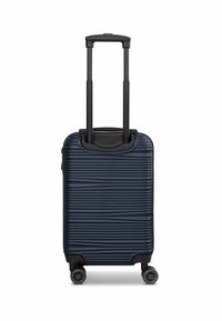 Valigia rigida blu marina con righe orizzontali, due ruote nere e un manico retrattile sulla parte superiore. Design compatto per i viaggi.