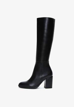 Knöchelhohe schwarze Lederstiefel mit glatter Textur, abgerundeter Zehenform und quadratischem Blockabsatz. Hat minimale Hardware und ein elegantes Design.