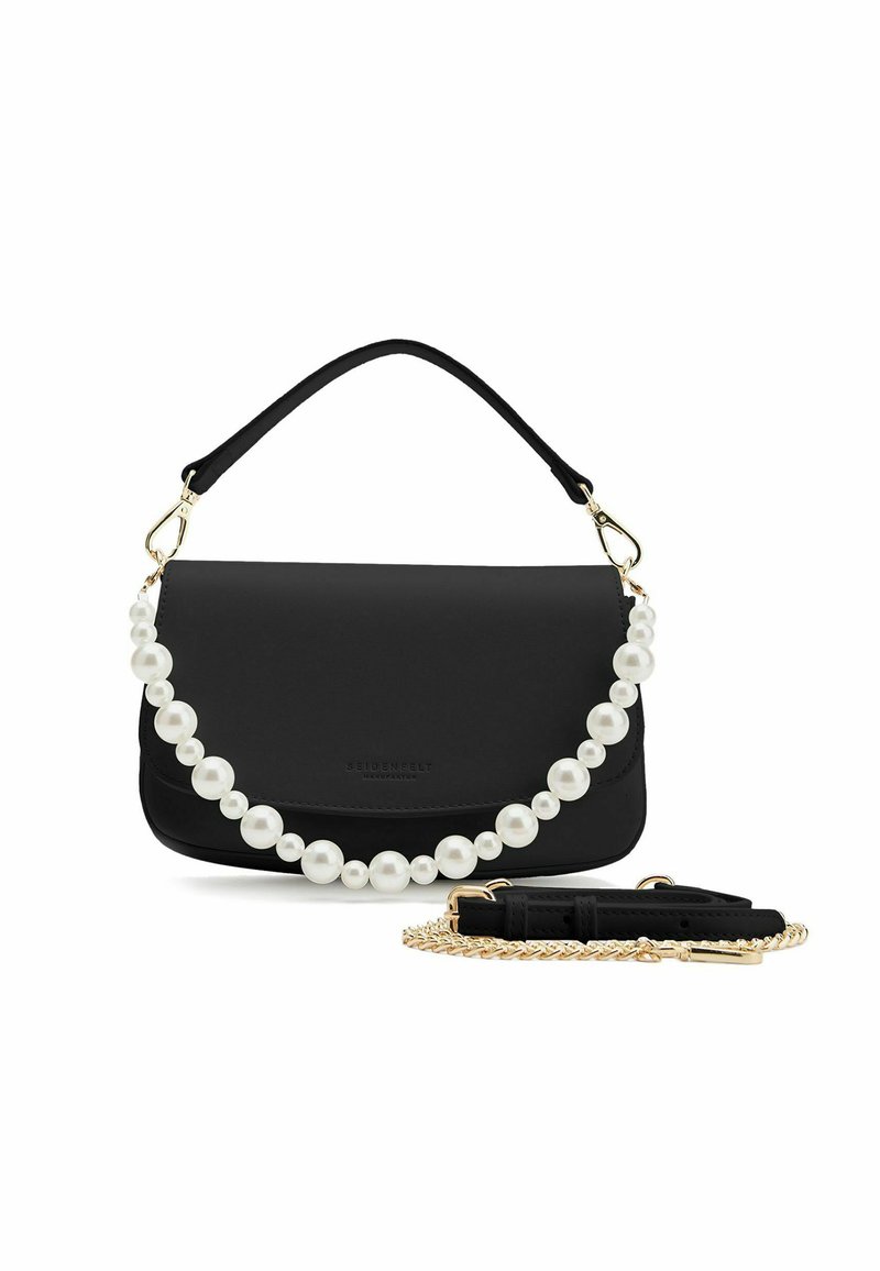 Borsa nera con forma curva, caratterizzata da una tracolla decorativa simile a una perla e una catena dorata removibile. Texture liscia con un design minimalista.