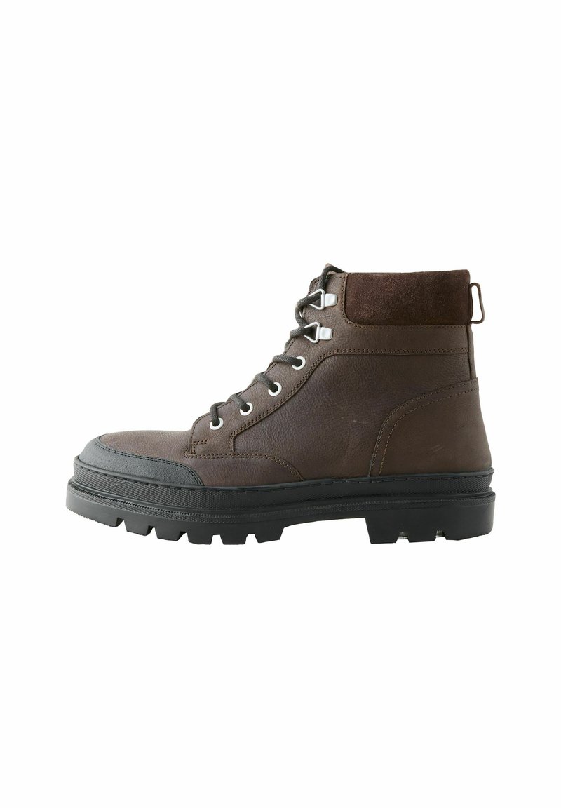 Braune Lederstiefeletten mit strukturiertem Finish, runder Zehenpartie, gepolstertem Kragen und robustem schwarzen Außensohle. Mit metallischen Ösen und Schnürsenkeln.