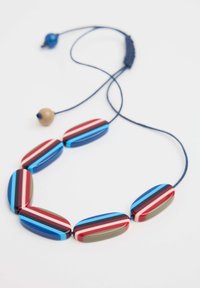 Collana colorata con grandi perle ovali a strisce rosse, blu e marroni, infilate su un cordino blu con chiusura regolabile.
