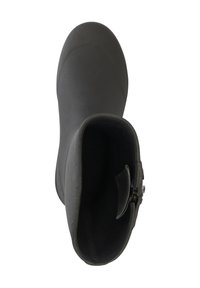 Botte de pluie en caoutchouc noir avec un bout rond, texture lisse et un détail de boucle sur le côté. L'intérieur est doublé pour le confort.