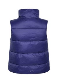 Mornarica puhovka brez rokavov z visokim ovratnikom, kviltanim vzorcem in gladko teksturo. Ima ukrivljen rob z diskretnim logotipom na dnu.