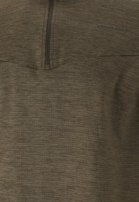Halb-zip Pullover in dunkelolivgrün, strukturiertem Stoff mit einem subtilen Muster. Verfügt über einen glatten Reißverschluss und ein "ENDURANCE"-Logo auf der Brust.
