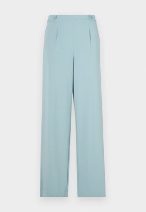 Pantalon bleu clair au design ajusté, avec des plis et des accents de bouton à la taille. Fabriqué en tissu lisse et léger.