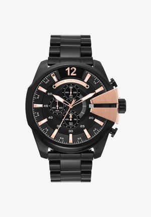 Montre-bracelet Diesel en métal noir avec des accents en or rose, trois sous-cadrans, un affichage de la date et le texte "Only The Brave" sur le cadran.