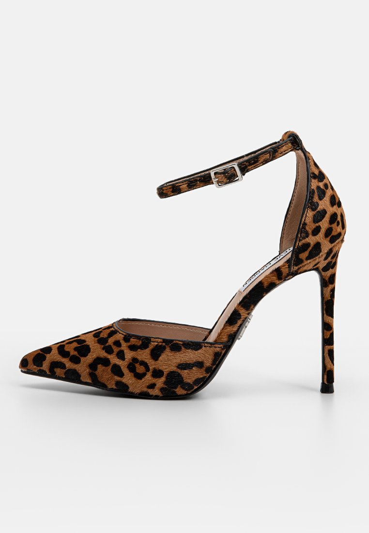 Scarpa da donna con tacco alto, punta affusolata, motivo leopardato e cinturino alla caviglia regolabile con fibbia argentata.