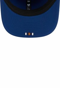 Blaues Cap mit schwarzem Schirm, das an der Vorderseite einen gestreiften Akzent in Orange, Weiß und Dunkelblau aufweist. Weicher Stoff mit gestickten Details.