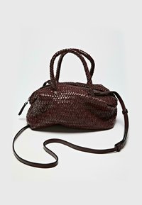 Borsa in pelle borgogna intrecciata con due manici corti e una lunga tracolla removibile, dotata di chiusura con zip e texture liscia.