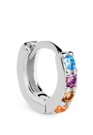 Petit ensemble de boucles d'oreilles créoles en argent avec quatre pierres précieuses rondes de couleur bleue, violette, ambre et orange.