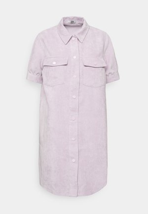 Kort mouwen, lavendel ribfluwelen overhemdjurk met knoopsluiting aan de voorkant, twee borstzakken en een kraag; gestructureerde stof en een ontspannen pasvorm.