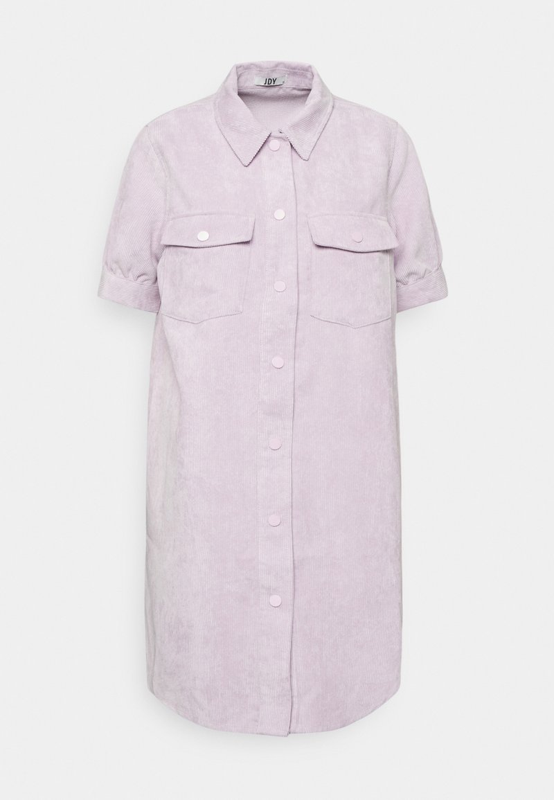 Vestido de camisa de pana lavanda de manga corta, con botones en la parte delantera, dos bolsillos en el pecho y cuello; tejido texturizado y ajuste relajado.