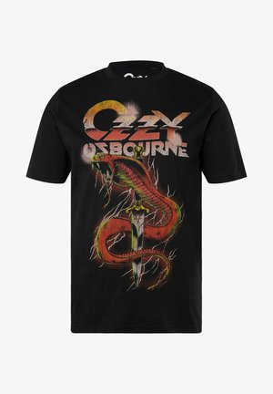Czarny bawełniany t-shirt z grafiką zielonego węża owijanego wokół miecza, z napisem "Ozzy Osbourne" w stylizowanych literach.