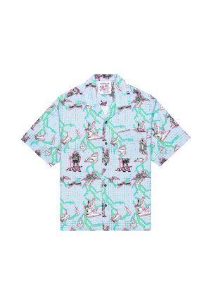 Het overhemd met korte mouwen heeft een lichtblauw ruitpatroon met zwarte en roze afbeeldingen, speelse ontwerpen en groene bliksemaakzenten.