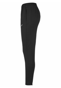 Zwarte sportbroek met een taps toelopende pasvorm, elastische tailleband, ritszak en reflecterend logo aan de zijkant. Gladde textuur, lichtgewicht materiaal.