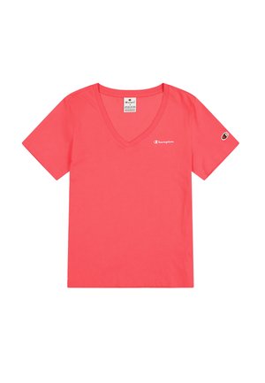 Camiseta de algodón color coral con cuello en V, mangas cortas y un pequeño logo blanco en el frente. Textura suave, corte estándar, diseño moderno.