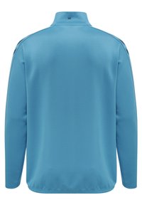 Pullover azzurro chiaro a maniche lunghe con colletto alto. Texture liscia, design minimalista, senza motivi visibili o dettagli in metallo.