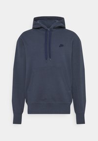 Marineblauwe hoodie gemaakt van een katoenmengsel, met trekkoorden, een voorkangoeroezak en een klein Nike-logo op de borst.