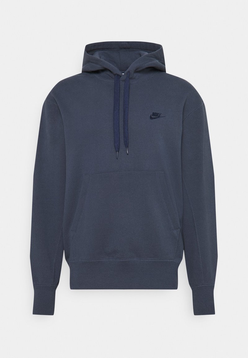 Marineblauwe hoodie gemaakt van een katoenmengsel, met trekkoorden, een voorkangoeroezak en een klein Nike-logo op de borst.