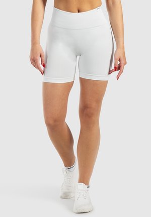 Weiße, enganliegende Sportschuhe mit hohem Bund, glatter Textur und kontrastierender Naht entlang der Beinausschnitte.