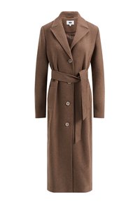 Abrigo de lana marrón con una silueta larga y recta, solapas grandes, seis botones y un cinturón a juego atado a la cintura.