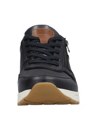 Zwarte leren sneaker met een gestructureerde bovenkant, bruin leren accenten, donkere veters en een witte rubberen zool met een gum outsole.