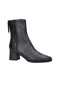 Bottine en cuir noir avec un bout pointu, une texture lisse et un talon bloc moyen. Équipée d'une fermeture éclair sur le côté pour un enfilage facile.