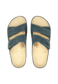 Sandali scivolati blu scamosciati con due cinturini regolabili, solette imbottite beige e texture a pois. Dettagli con cuciture bianche lungo i bordi.