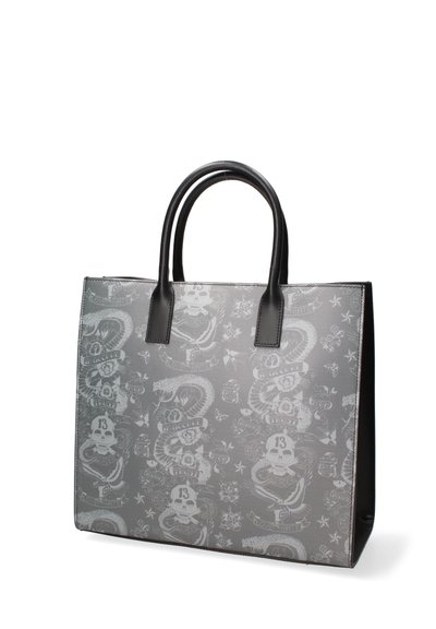 Borsa a tracolla grigia con rifiniture in pelle nera, decorata con un motivo ripetitivo di teschi e serpenti, dotata di due manici robusti per il trasporto.