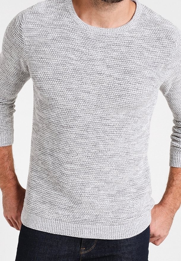 Hellgrauer Strickpullover mit rundem Ausschnitt, langen Ärmeln sowie gerippten Bündchen und Saum. Das gesamte Gewebe weist ein strukturiertes Muster auf.