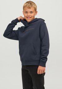Felpa blu navy con tasca a marsupio, caratterizzata da un logo arancione sul petto e polsini e orlo a coste. Materiale misto cotone.