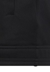 Svart tyg med en strukturerad väv och dubbelstickad fåll. Har en rektangulär form och ett hållbart material.