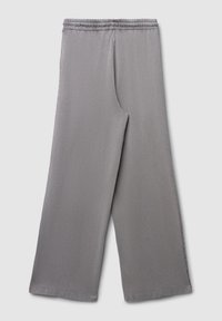 Graue weit geschnittene Hose aus weichem Stoff, mit elastischem Bund und geradem Schnitt. Keine sichtbaren Muster oder Verzierungen.