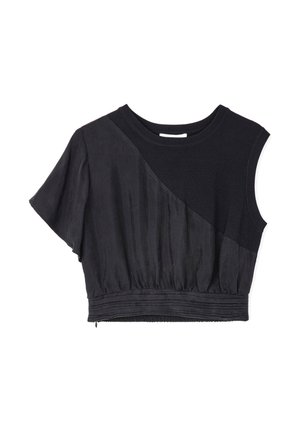 Zwarte cropped top met een asymmetrisch ontwerp, voorzien van één korte mouw, een gestructureerde stof aan de ene kant en een gladde brei aan de andere kant.