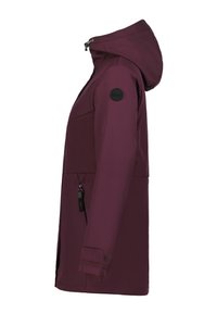 Mørkerød vandtæt jakke med hætte, lynlåslomme og justerbare manchetter. Har et elegant design med en glat, mat overflade.
